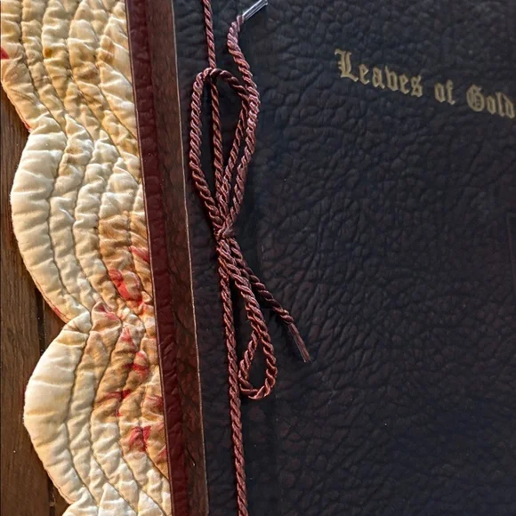 “Leaves of Gold” 1948 beautiful bound book. - Picture 3 of 14